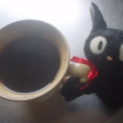今朝のお目覚めコーヒー☆台所のシンクから失礼します( ﾉ∀｀)
カップだけじゃ寂しかったのでおとなしい猫をＩＮ～（笑
ごちそうさまでした♪(*´▽｀)ﾉ
